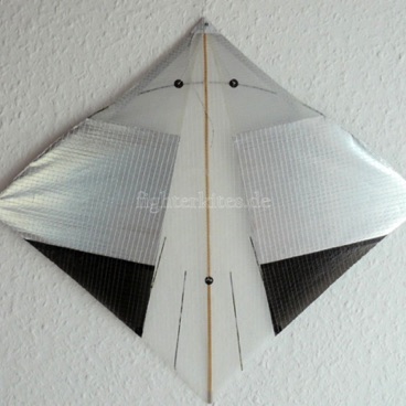 Segel: appliziert
Segelmaterial: Orcon
Bogenstab: Carbon 1,2 mm
Mittelstab: Bambus laminiert
Gesamtgewicht: 6,7 g Segel: appliziert
Segelmaterial: Orcon
Bogenstab: Carbon 1,2 mm
Mittelstab: Bambus laminiert
Gesamtgewicht: 6,7 g